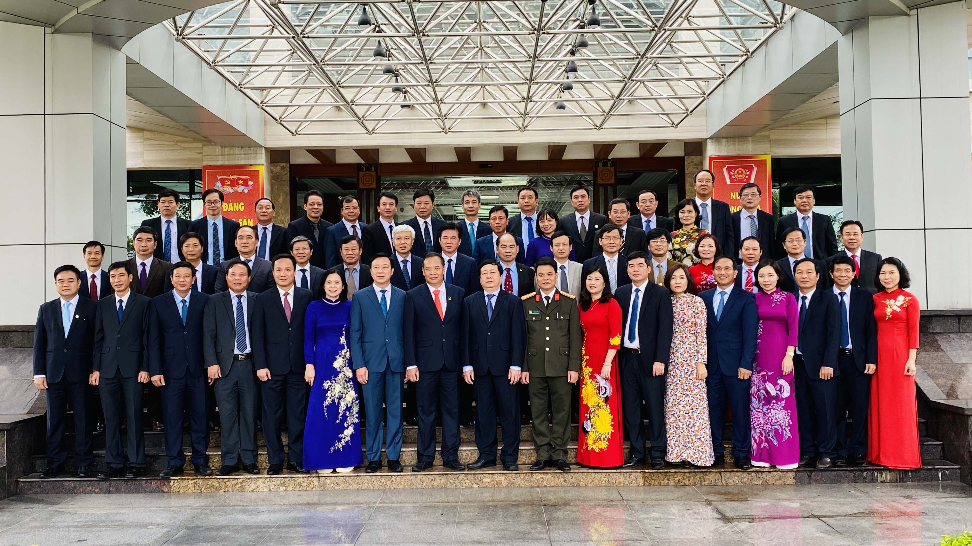 Xây dựng đội ngũ cán bộ lãnh đạo, quản lý các cấp có đủ phẩm chất, năng lực và uy tín đáp ứng yêu cầu nhiệm vụ