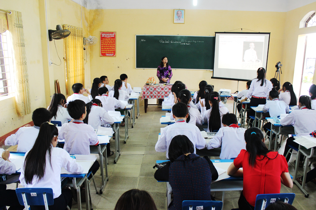 Nghiên cứu, biên soạn tài liệu và hướng dẫn giảng dạy  Ngữ văn địa phương phục vụ trong...