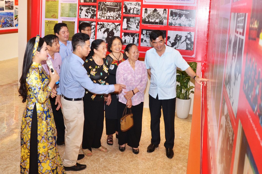 Triển lãm “43 năm đất nước trọn niềm vui”