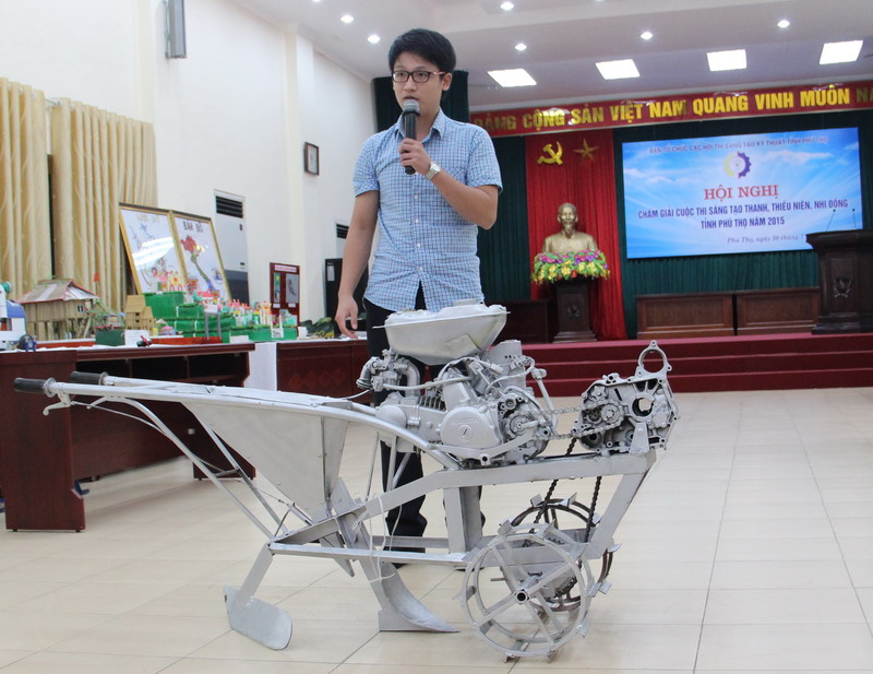 Máy đào rãnh bón phân của nhà sáng tạo trẻ đất Tổ