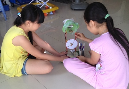 Vĩnh Long: Hai nhà sáng chế “nhí” tạo máy bẫy côn trùng đa năng