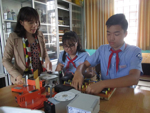 Hai học sinh lớp 9 chế tạo thành công kính phát hiện vật cản cho người khiếm thị
