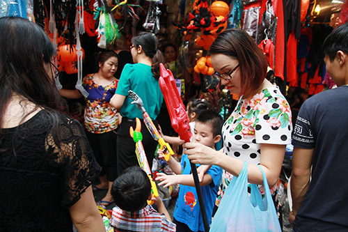 Cảnh báo hóa chất kịch độc trong đồ hóa trang Halloween Trung Quốc