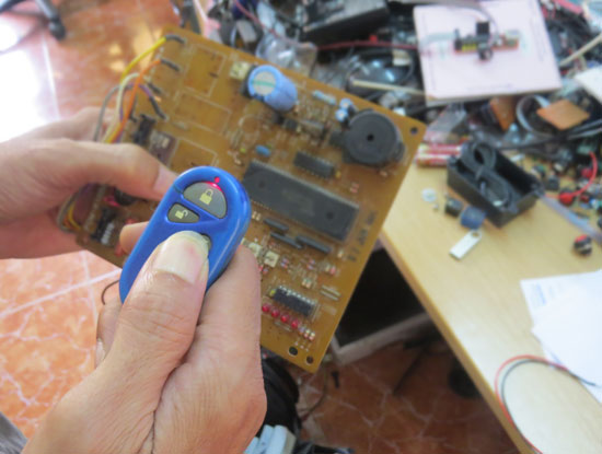 Thiết bị dò mã của Tàu phá mã cửa cuốn chỉ trong vài giây