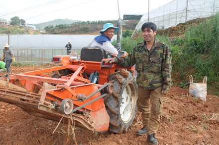 Nông dân Đà Lạt học hết lớp 8 sáng chế máy đào khoai tây