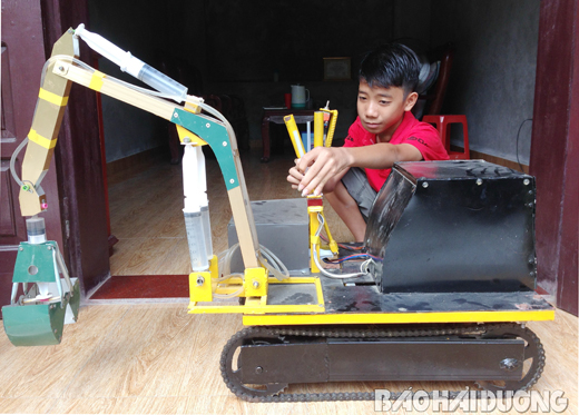 Học sinh sáng chế máy xúc bảo vệ môi trường