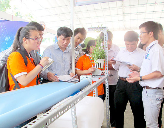Sinh viên TP.HCM sáng chế thiết bị xử lý nước mưa tự động