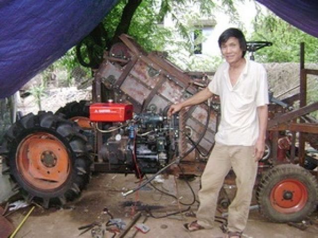 Một nông dân chế tạo thành công máy thu hoạch mía