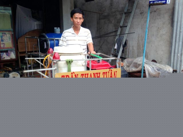 Nông dân trẻ chế tạo máy phun thuốc trừ sâu từ xa